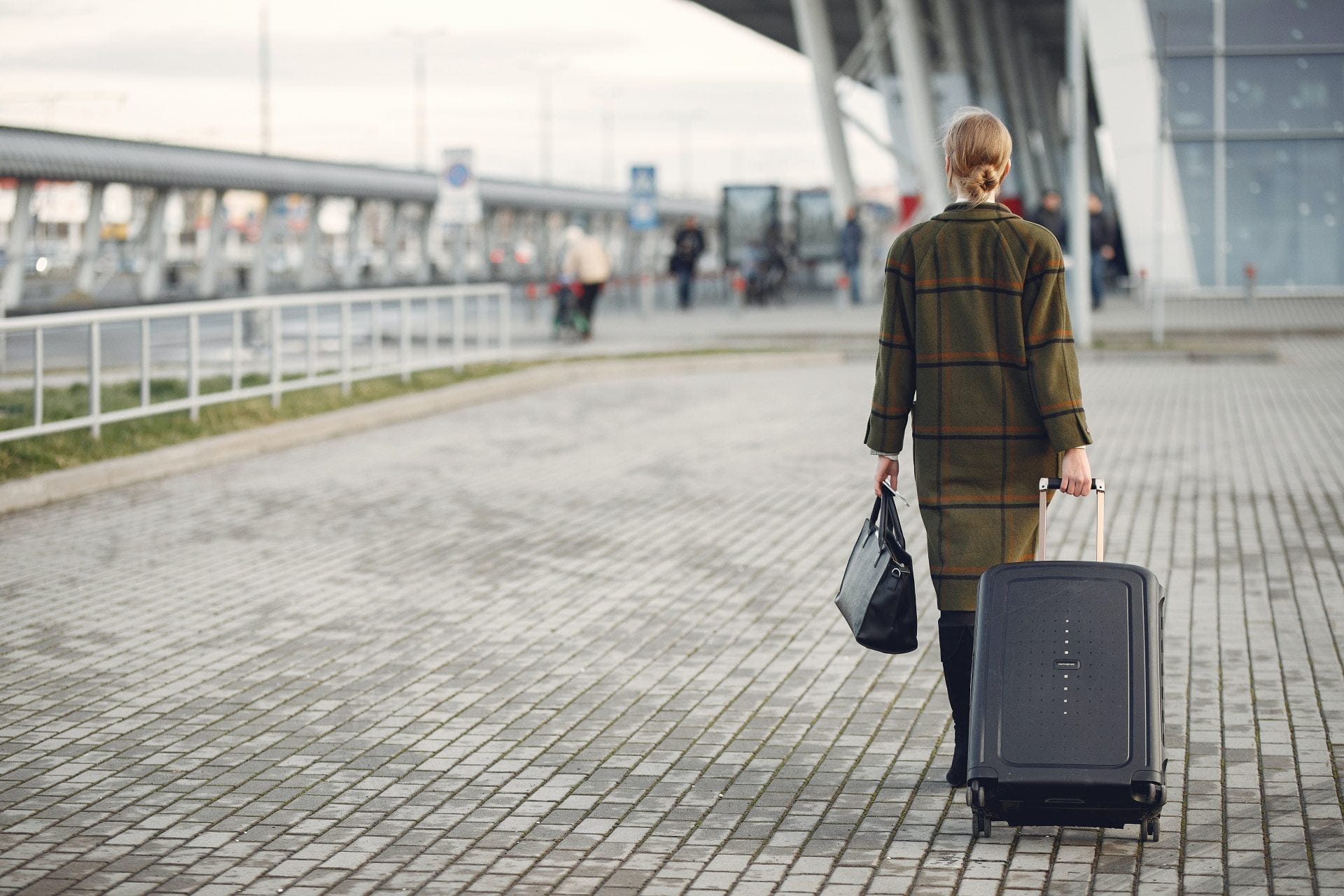 pexels-gustavo-fring-3885529 This image shows a lady carrying her suitcase next to the airport. This photograph is used for descriptive purposes, to complete a broad image of expats.
